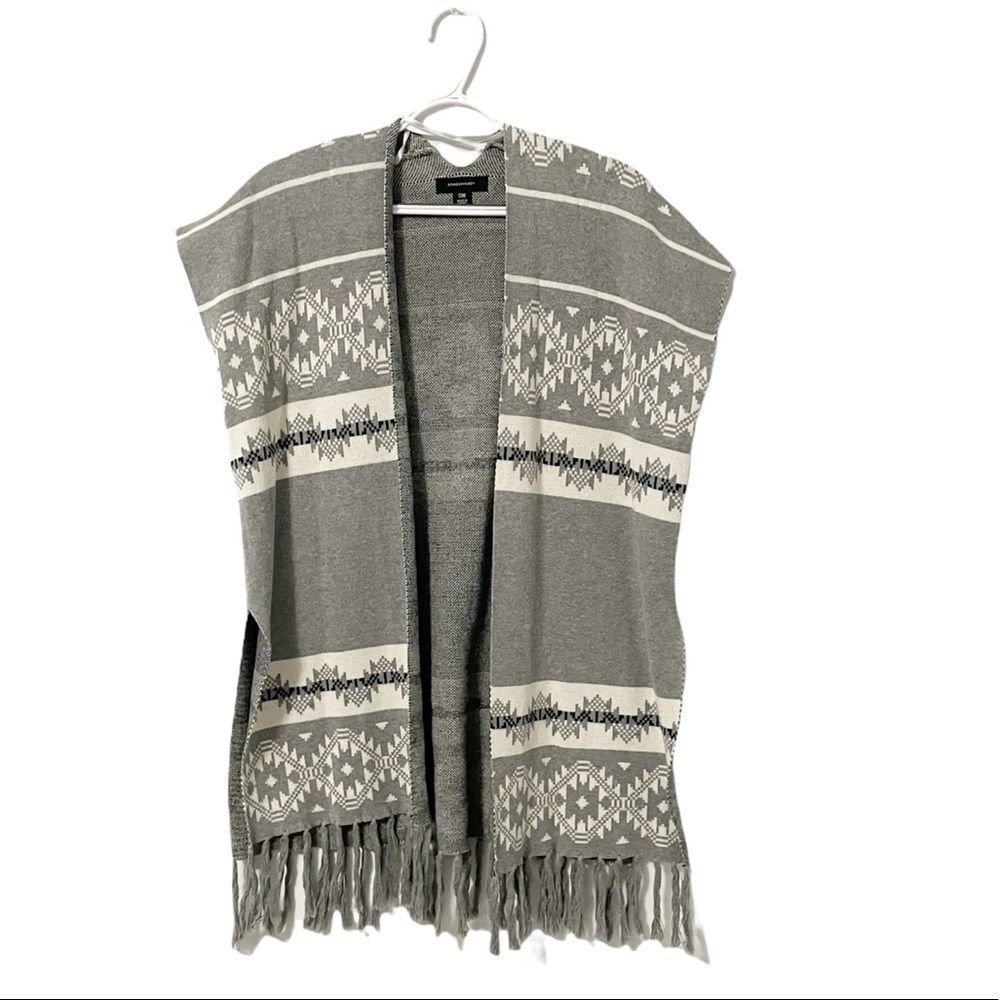 Atmosphere Grey & White Aztec Fringe Poncho S/M